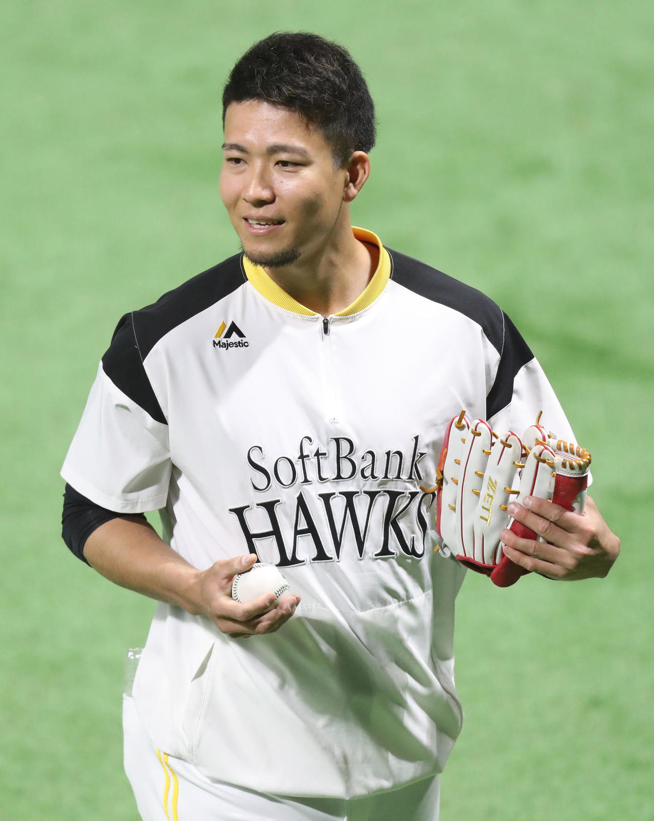 練習を終え、笑顔を見せる千賀（撮影・屋方直哉）