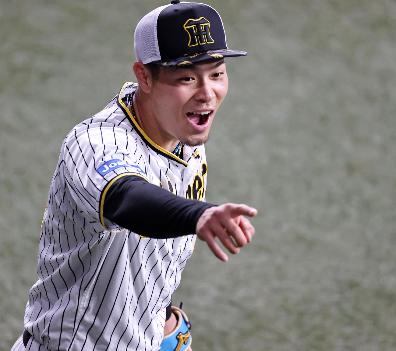指をさして声を出す佐藤輝（撮影・加藤哉）