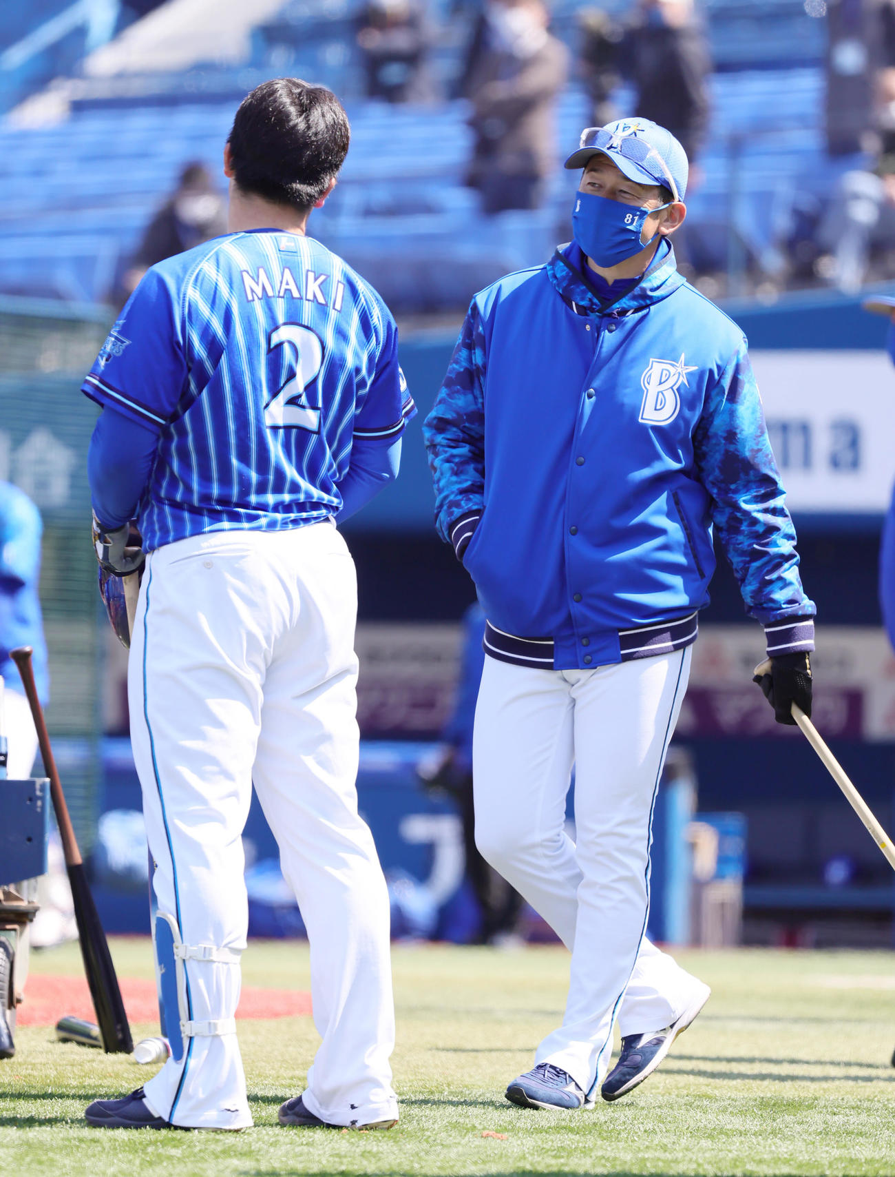 練習中、DeNA牧（左）に声をかける三浦監督（撮影・足立雅史）