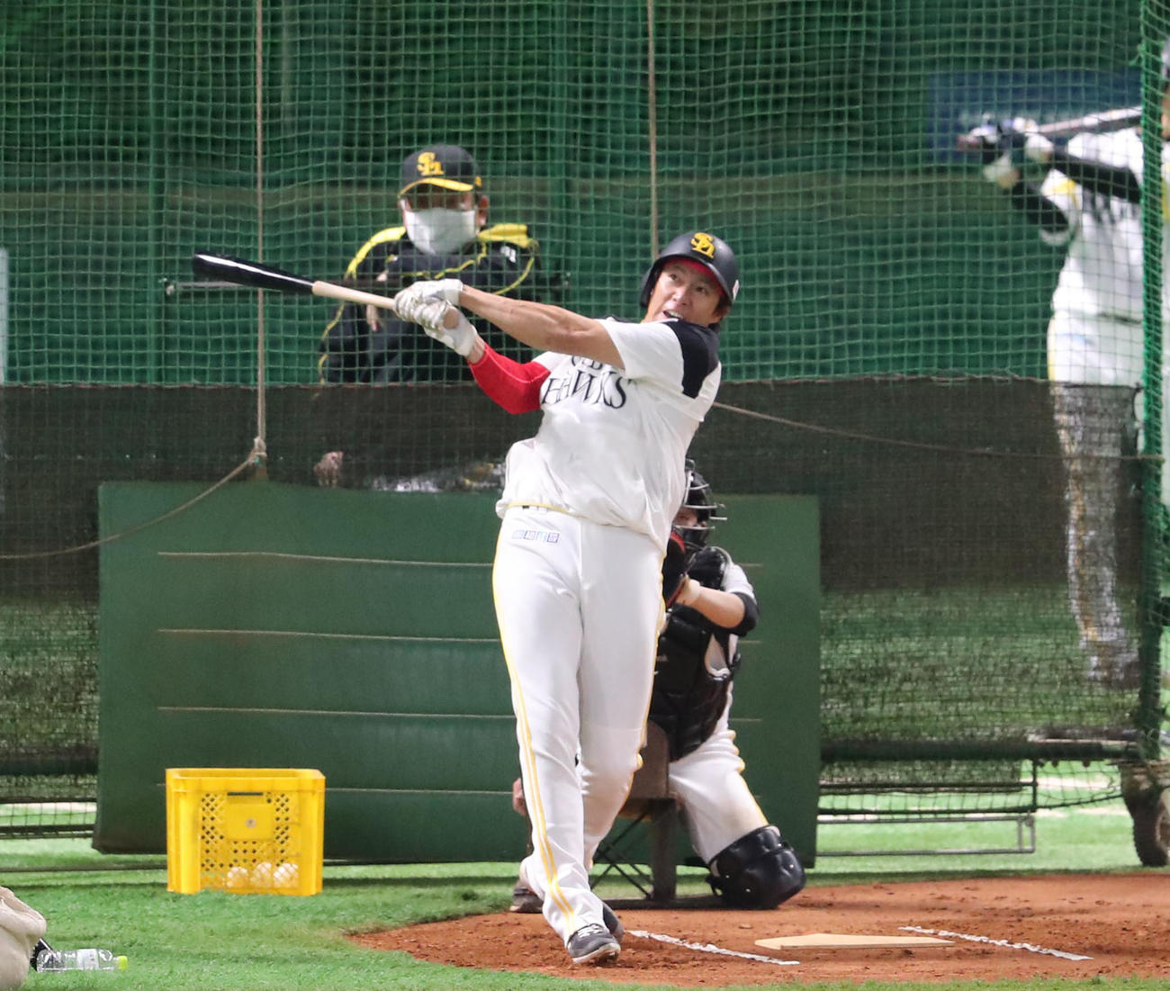 豪快なフォームで打撃練習を行う柳田悠岐（撮影・梅根麻紀）