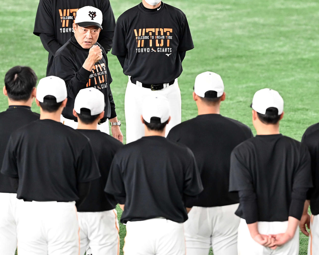 選手を集め鼓舞する巨人原監督（撮影・たえ見朱実）