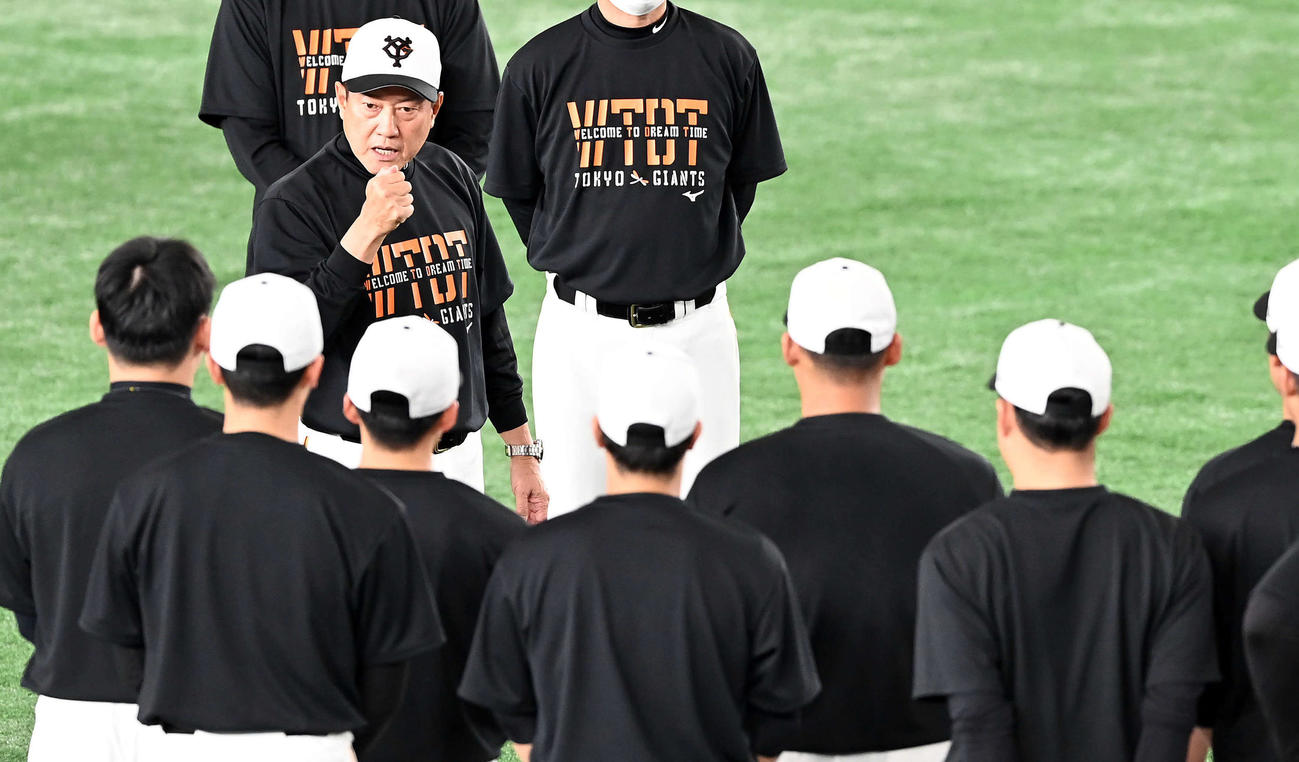 選手を集め鼓舞する巨人原監督（撮影・たえ見朱実）