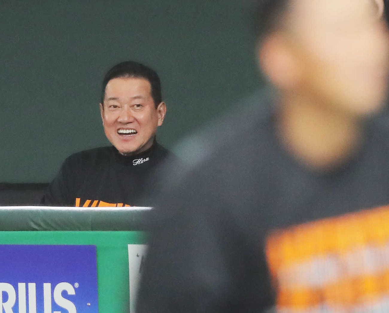 ベンチから練習を見る巨人原監督（撮影・河田真司）