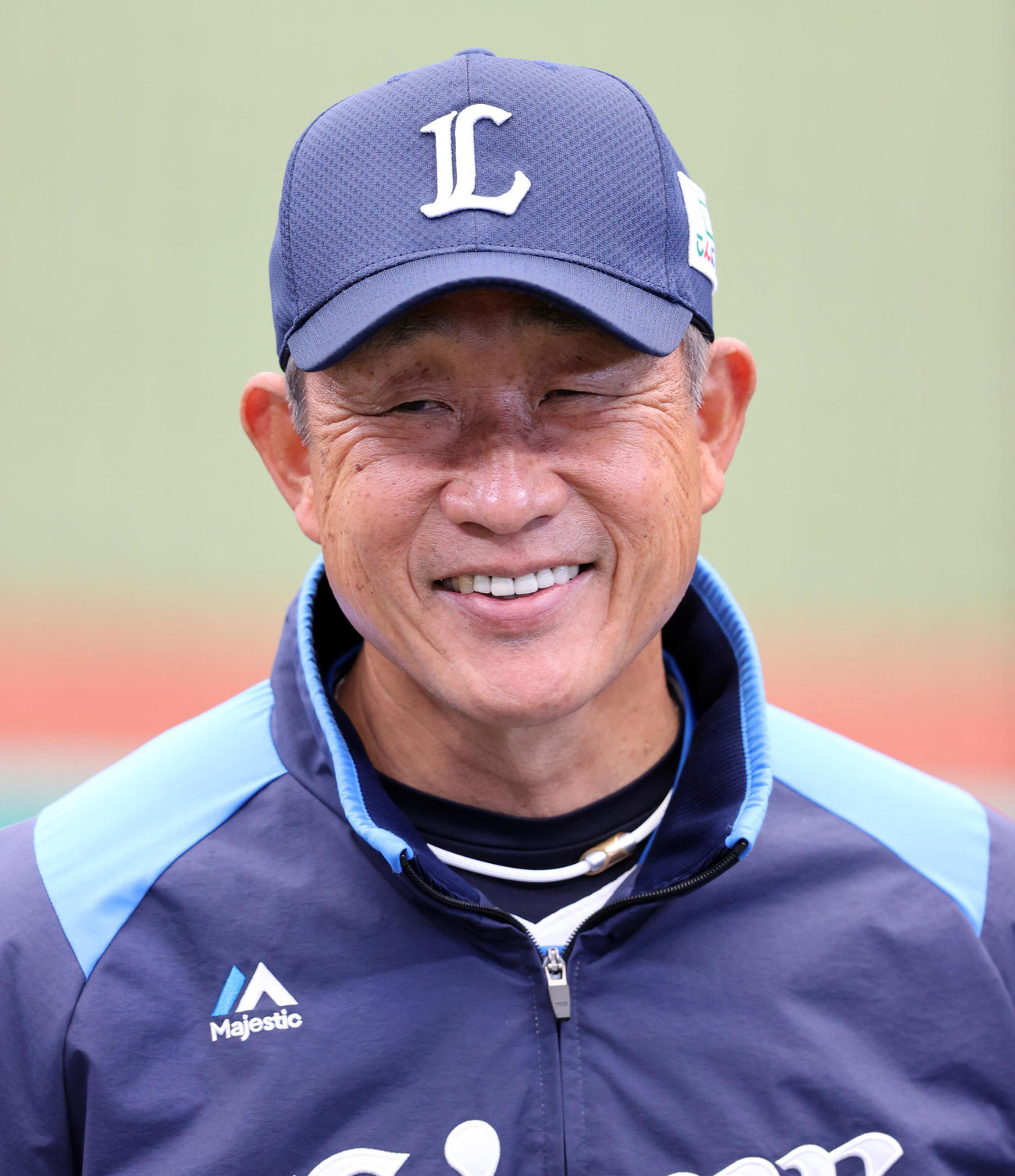 開幕前日公式練習の囲み取材に笑顔で答える西武辻監督（撮影・浅見桂子）