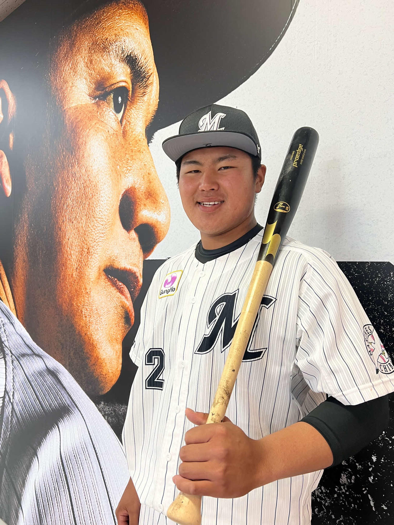 壁にプリントされた井口監督を背に開幕へ意気込むロッテ松川（撮影・金子真仁）