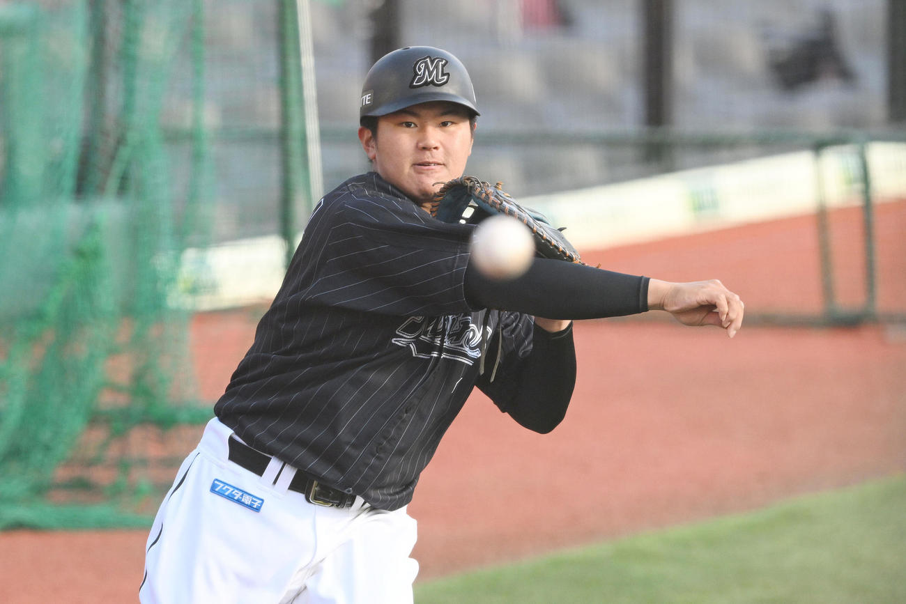 送球練習をするロッテ松川（撮影・滝沢徹郎）