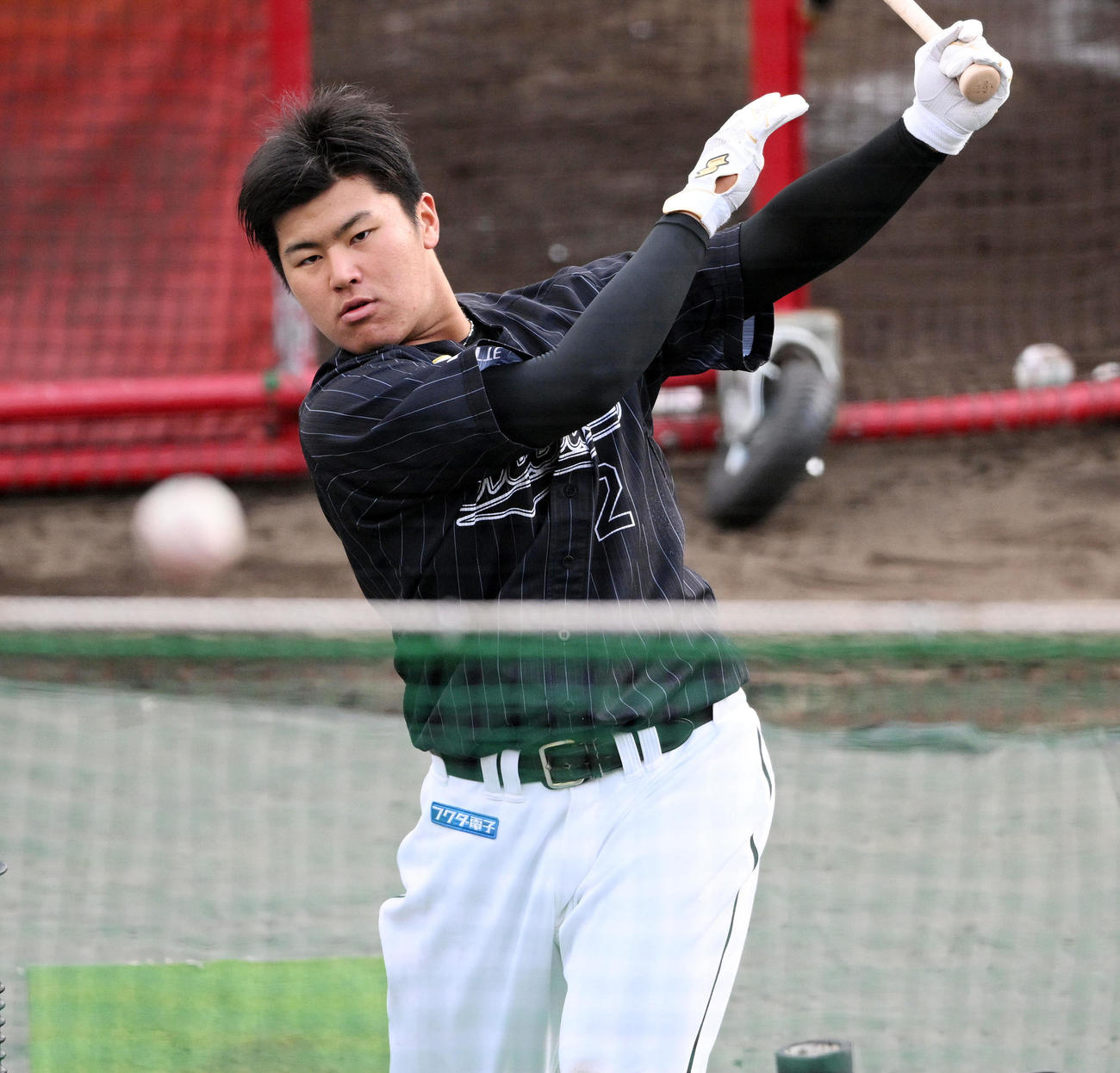 トス打撃するロッテ松川（撮影・滝沢徹郎）