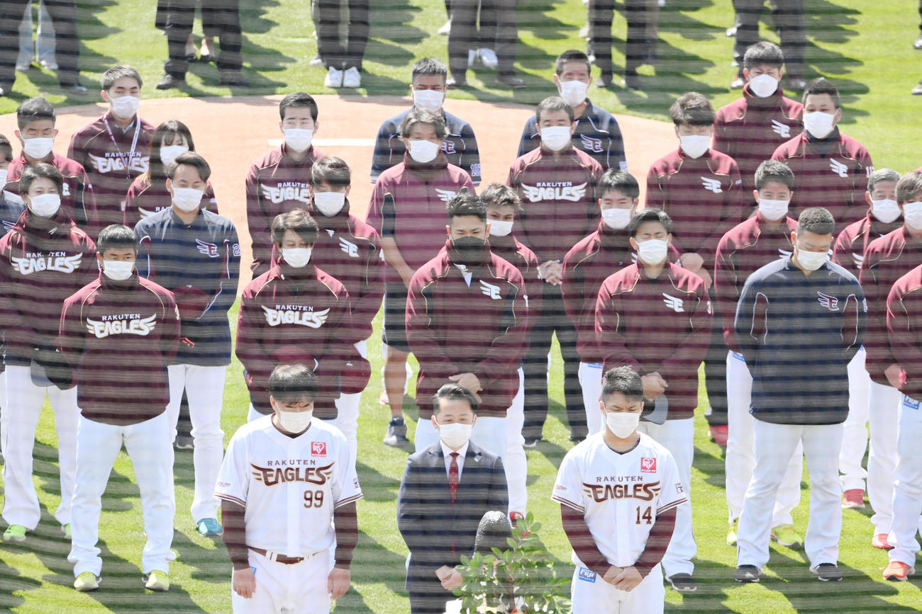 開幕前日に必勝祈願する楽天田中将（中央）ら。手前左から石井GM兼監督、米田代表取締役社長、則本（撮影・滝沢徹郎）
