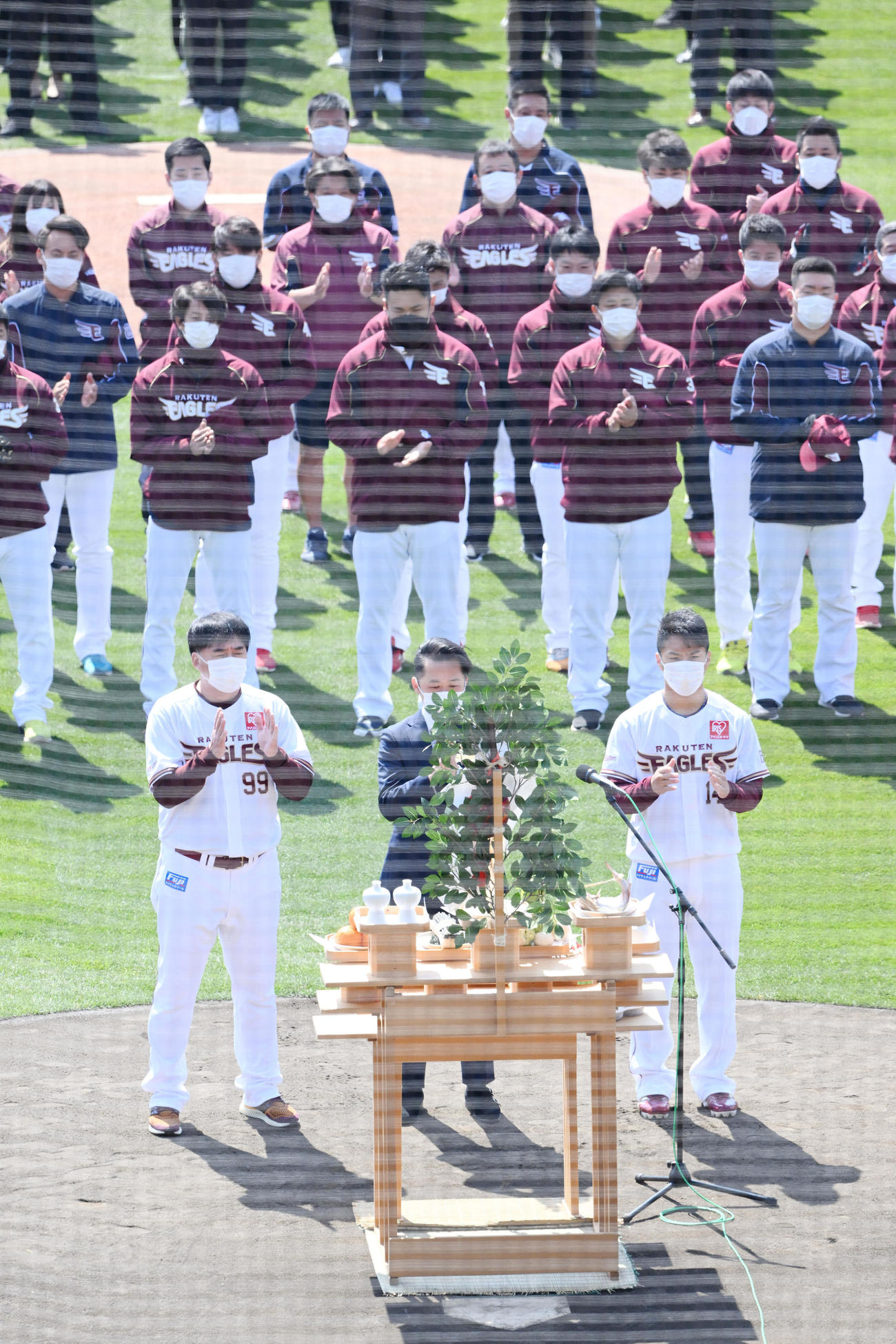 開幕前日に必勝祈願する、手前左から楽天石井GM兼監督、米田代表取締役社長、則本ら（撮影・滝沢徹郎）