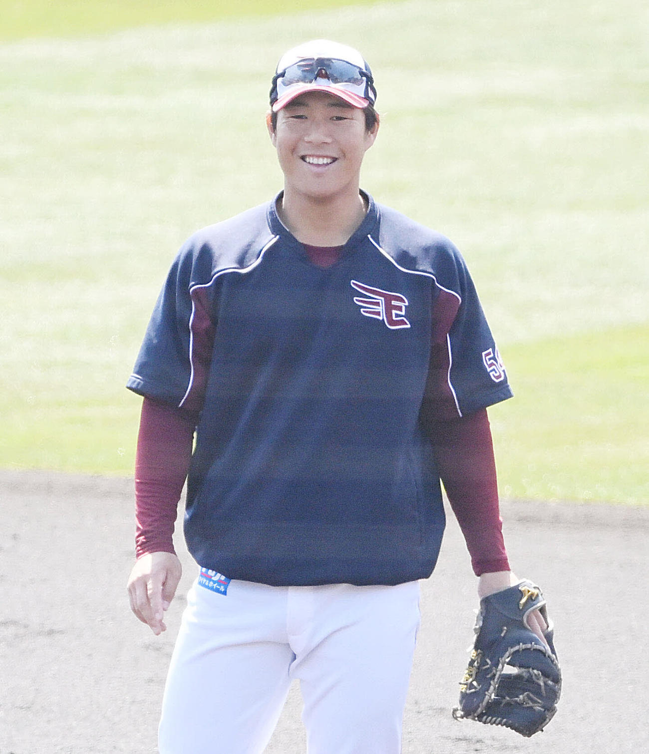 ノックを受ける楽天和田は笑顔を見せる（撮影・滝沢徹郎）