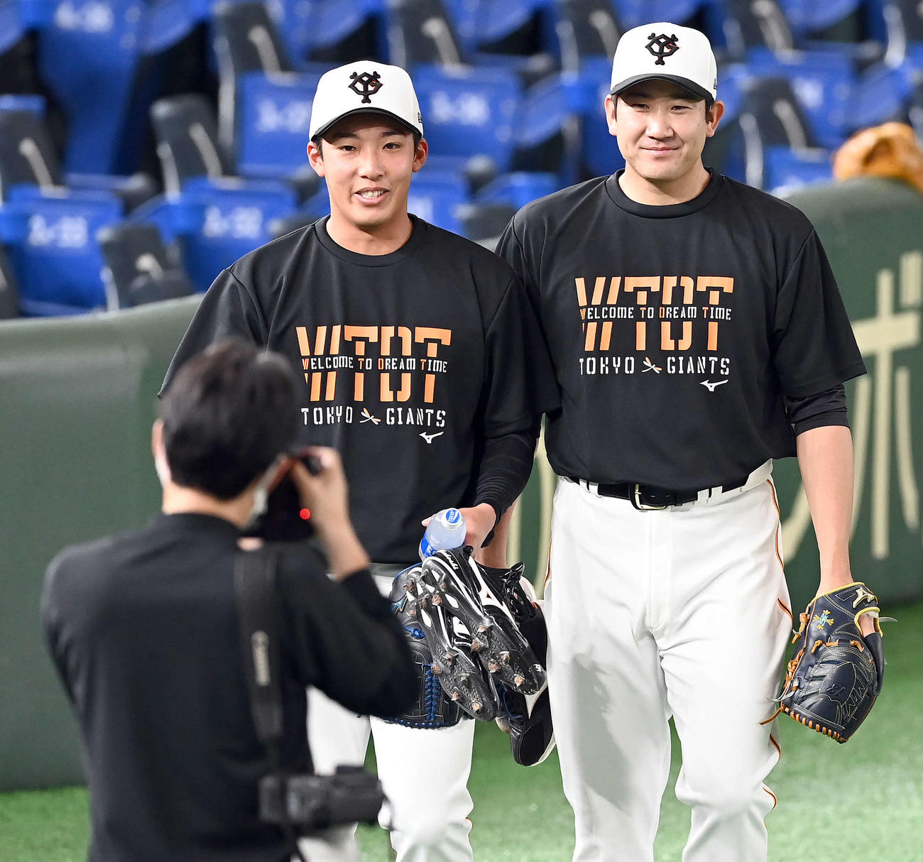 記念撮影に納まる巨人赤星（左）と菅野（撮影・たえ見朱実）