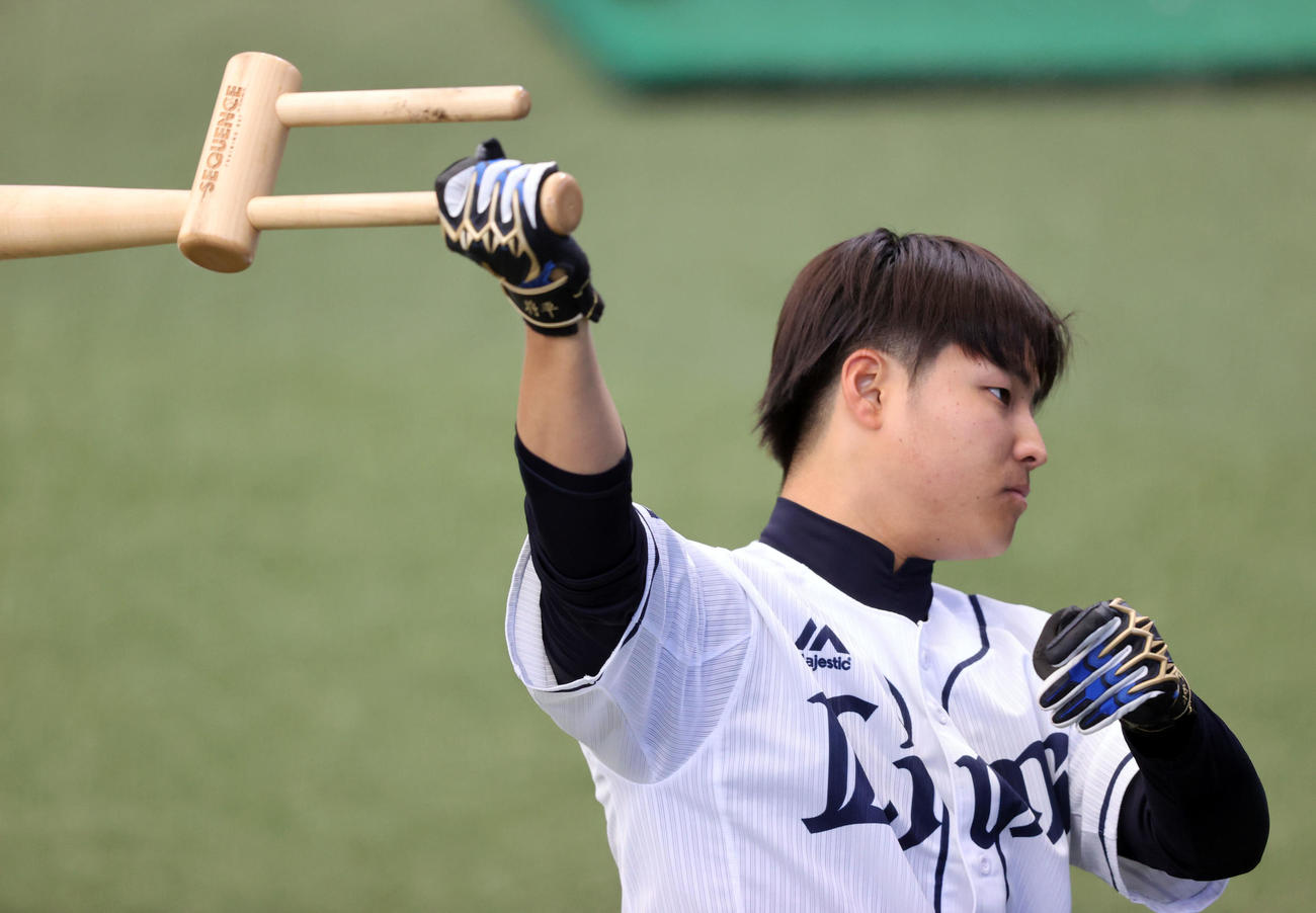 開幕前日公式練習でシークエンスバットを使って練習する西武鈴木（撮影・浅見桂子）
