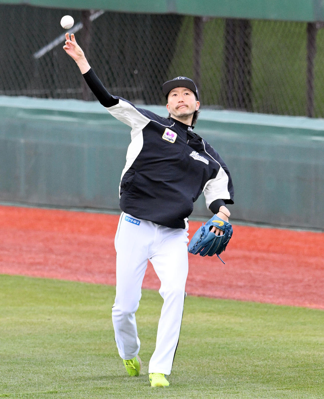 キャッチボールで調整するロッテ石川（撮影・滝沢徹郎）