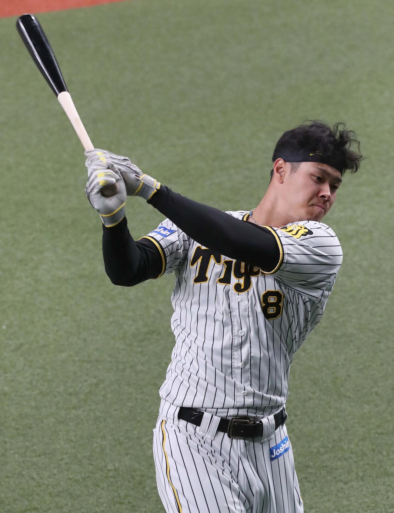 打撃練習をして汗を流す佐藤輝（撮影・上田博志）