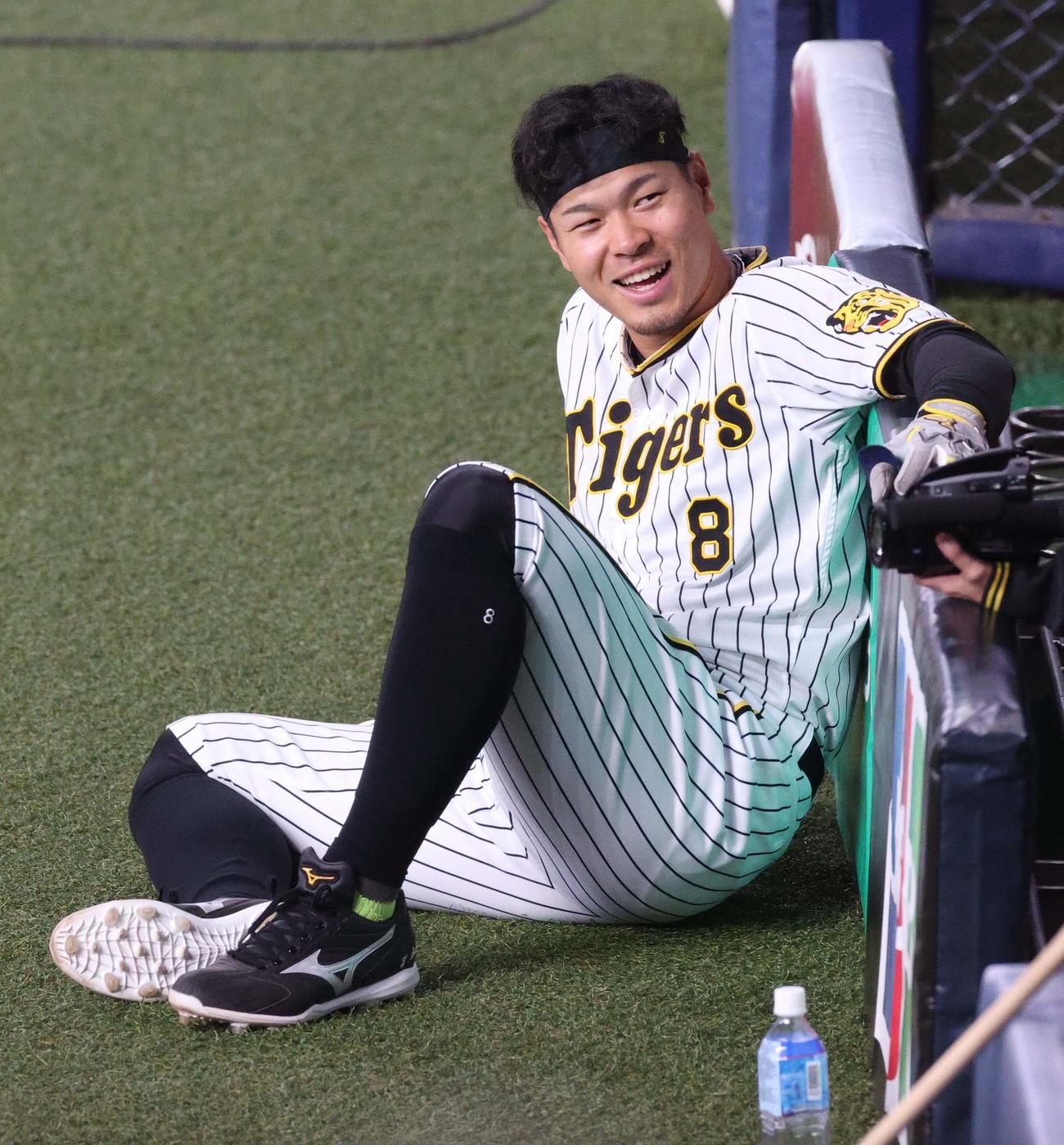 リラックスした笑顔を見せる佐藤輝（撮影・上田博志）