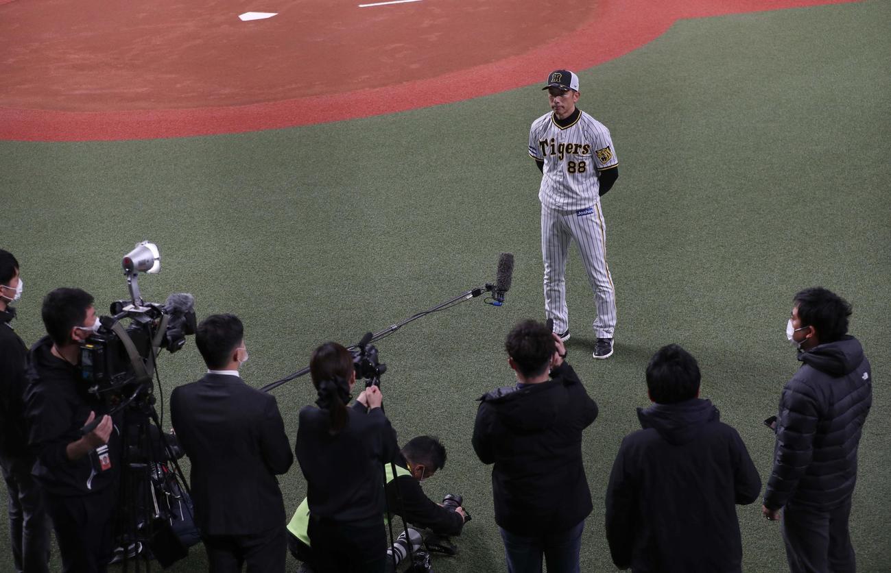 開幕戦前日インタビューを受ける矢野監督（撮影・上田博志）