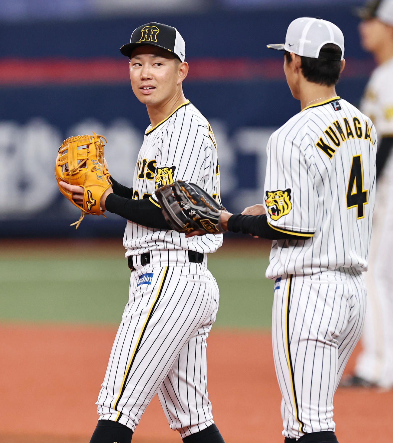 シートノックを受ける糸原。右は熊谷（撮影・加藤哉）