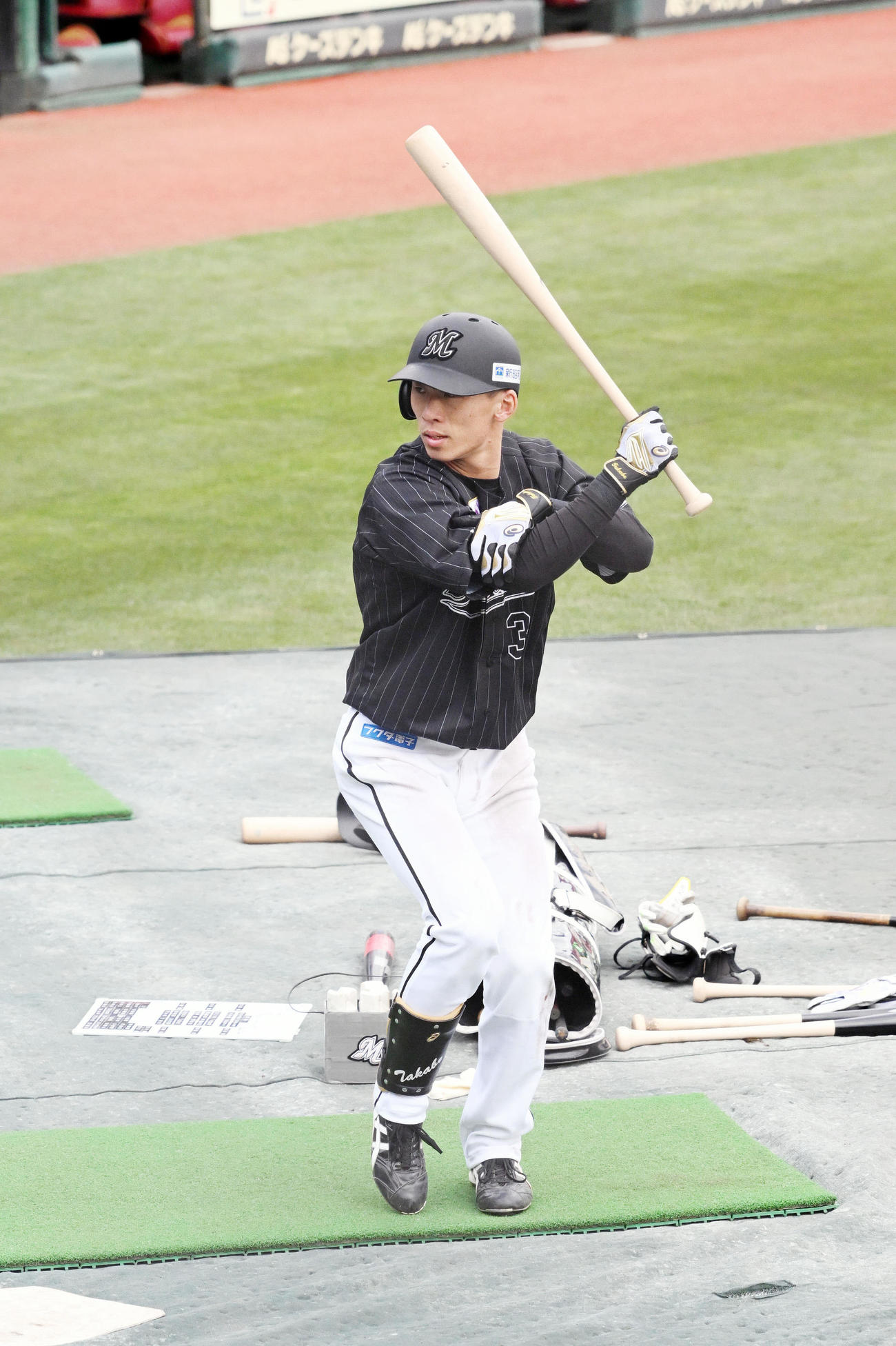 片手でトス打撃するロッテ高部（撮影・滝沢徹郎）