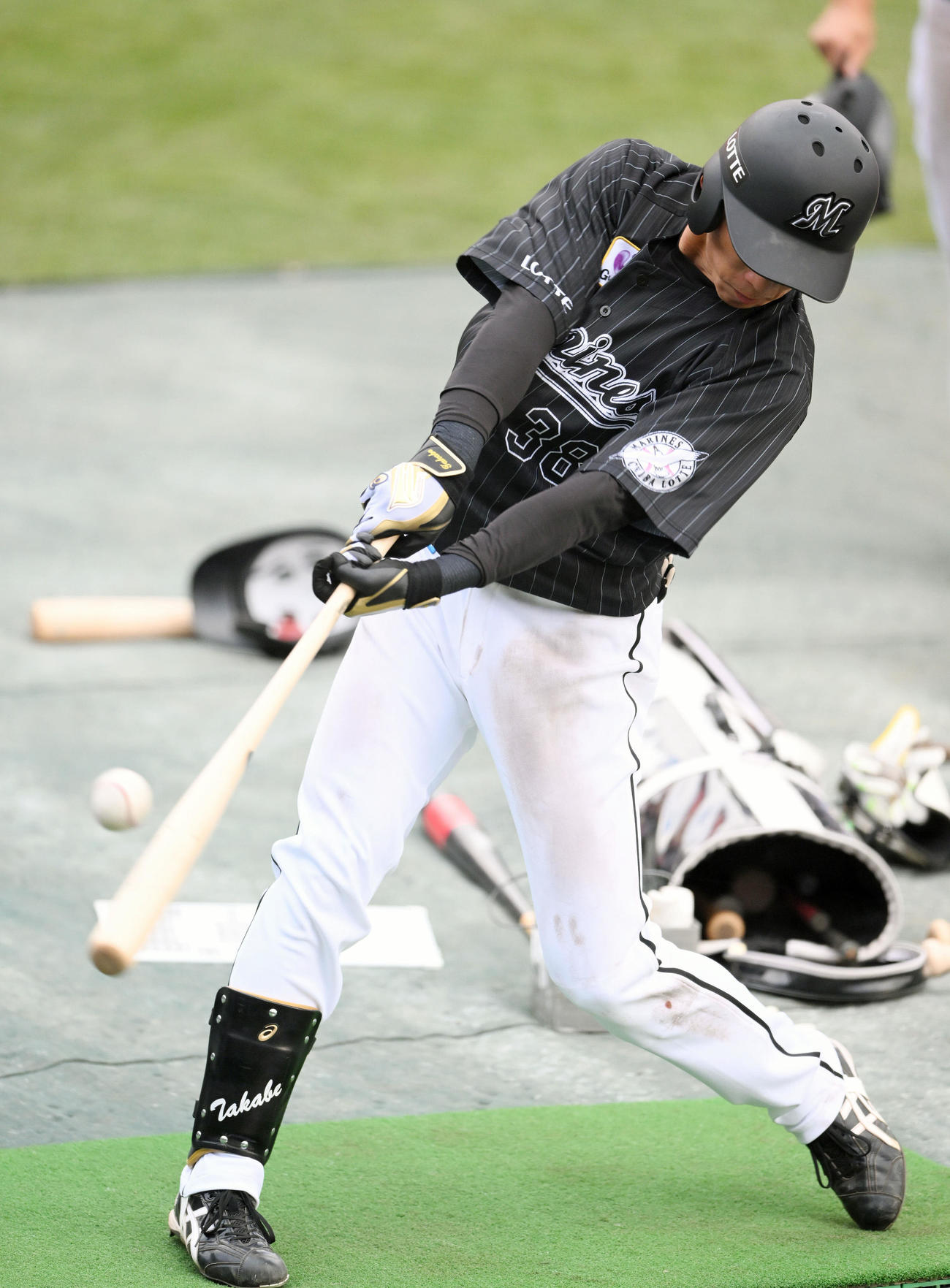 トス打撃するロッテ高部（撮影・滝沢徹郎）