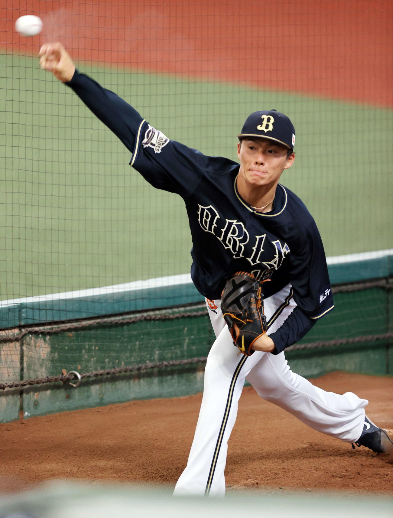 開幕前日公式練習でブルペン投球するオリックス山本（撮影・浅見桂子）