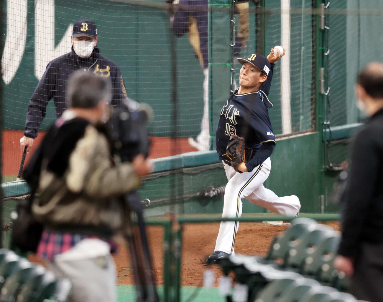 開幕前日公式練習でブルペン投球するオリックス山本（撮影・浅見桂子）