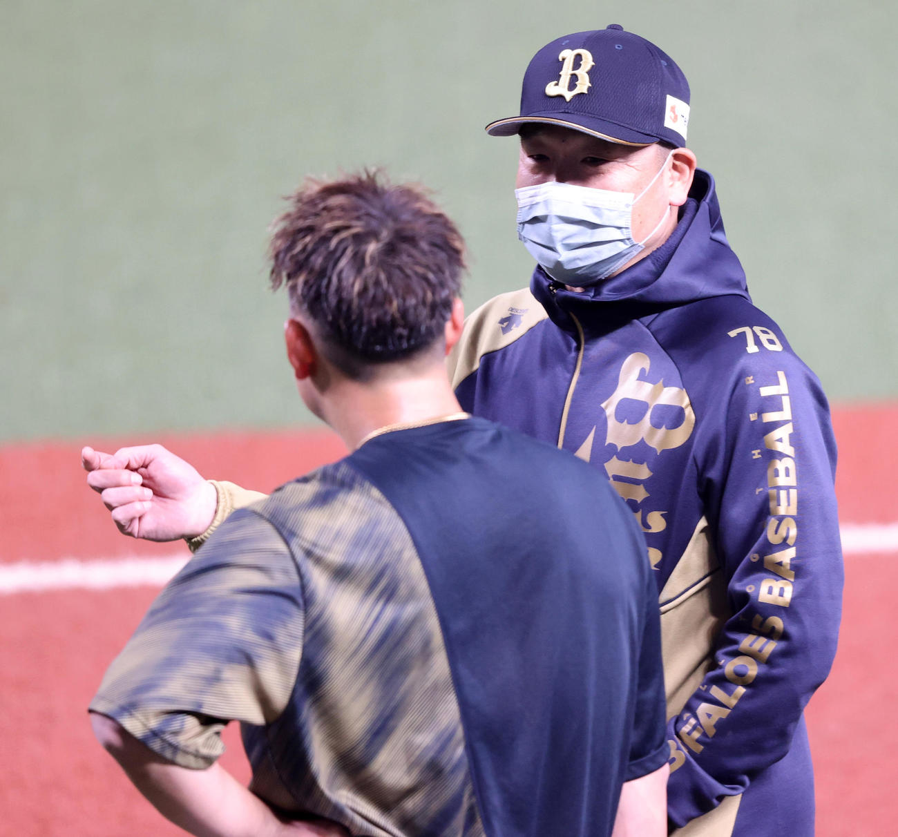 開幕前日公式練習中、杉本（手前）と話すオリックス中嶋監督（撮影・浅見桂子）