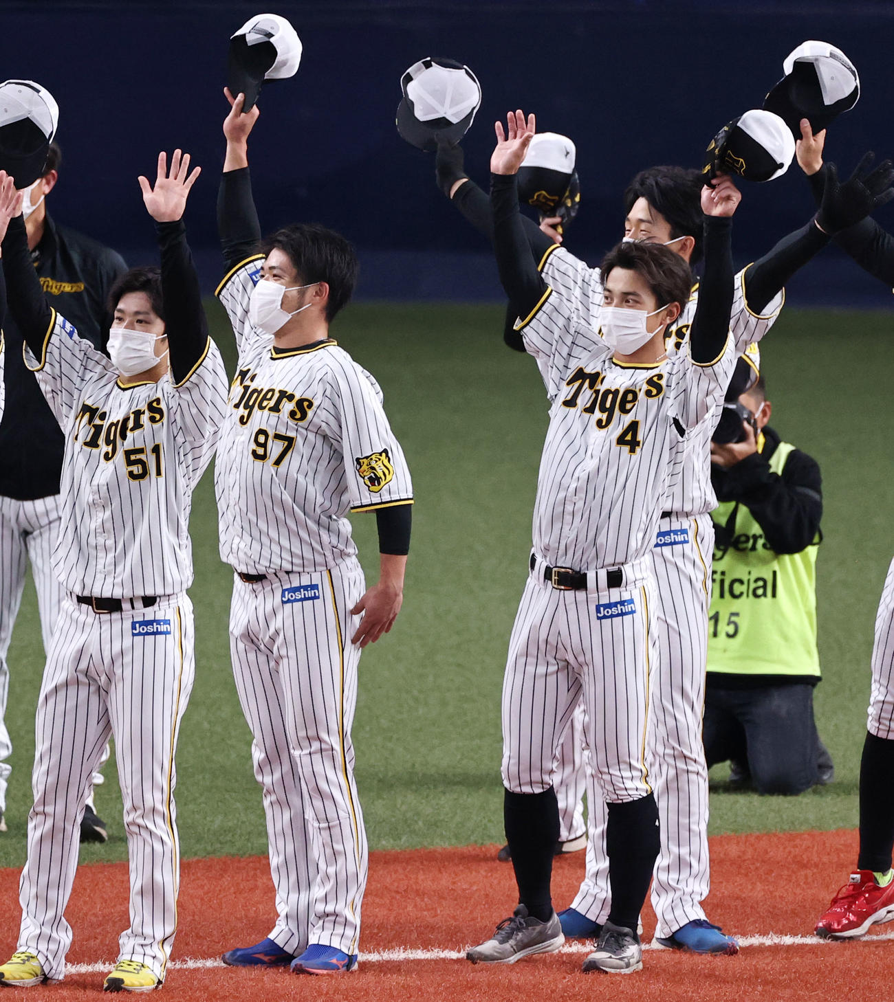 試合後に行うファンへのあいさつの確認で手を振る熊谷(右）と小野寺。左端は中野（撮影・加藤哉）