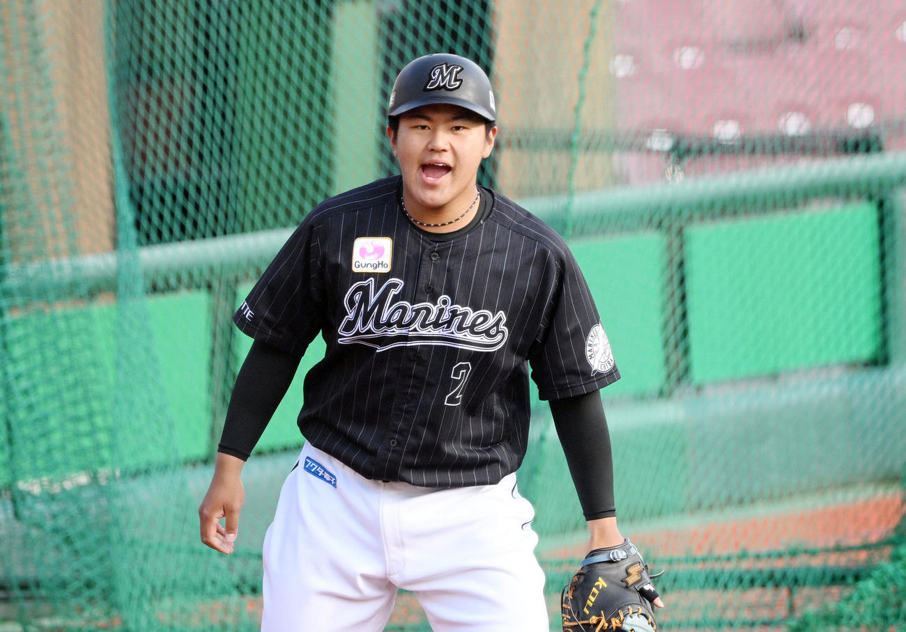 送球練習で声を出すロッテ松川（撮影・滝沢徹郎）