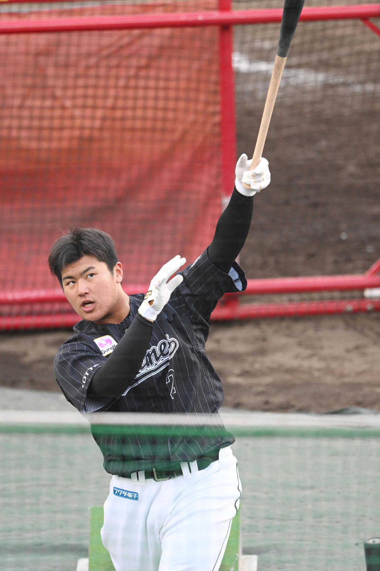 トス打撃するロッテ松川（撮影・滝沢徹郎）