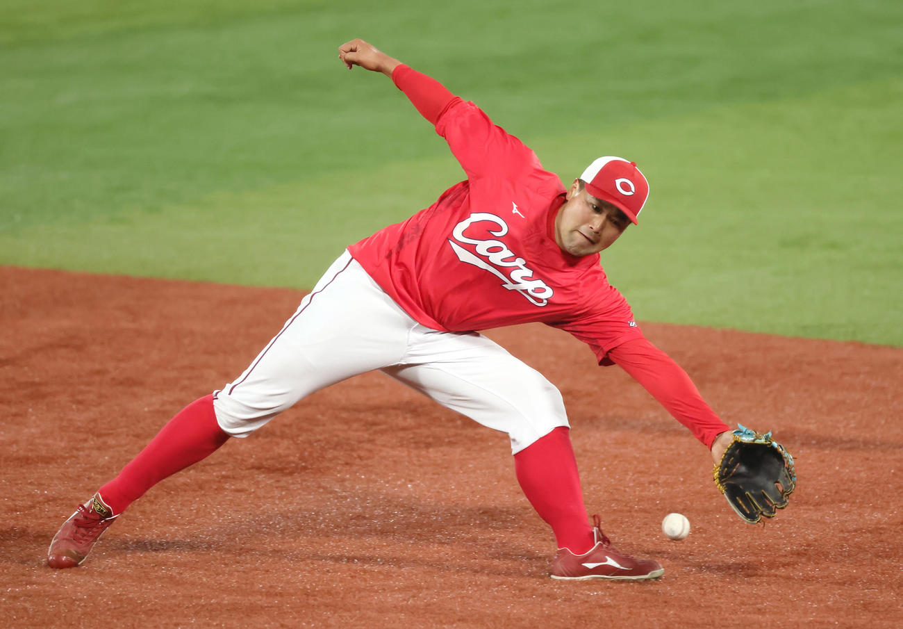 内野守備練習する末包（撮影・足立雅史）