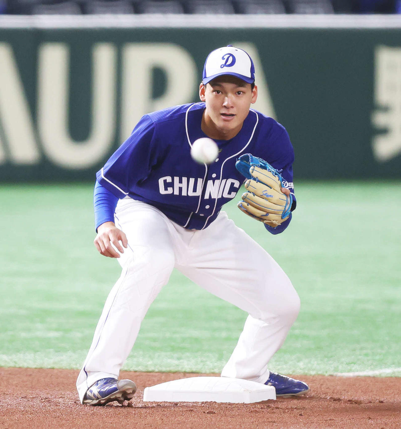開幕前日練習に臨む中日石川昂（撮影・河田真司）