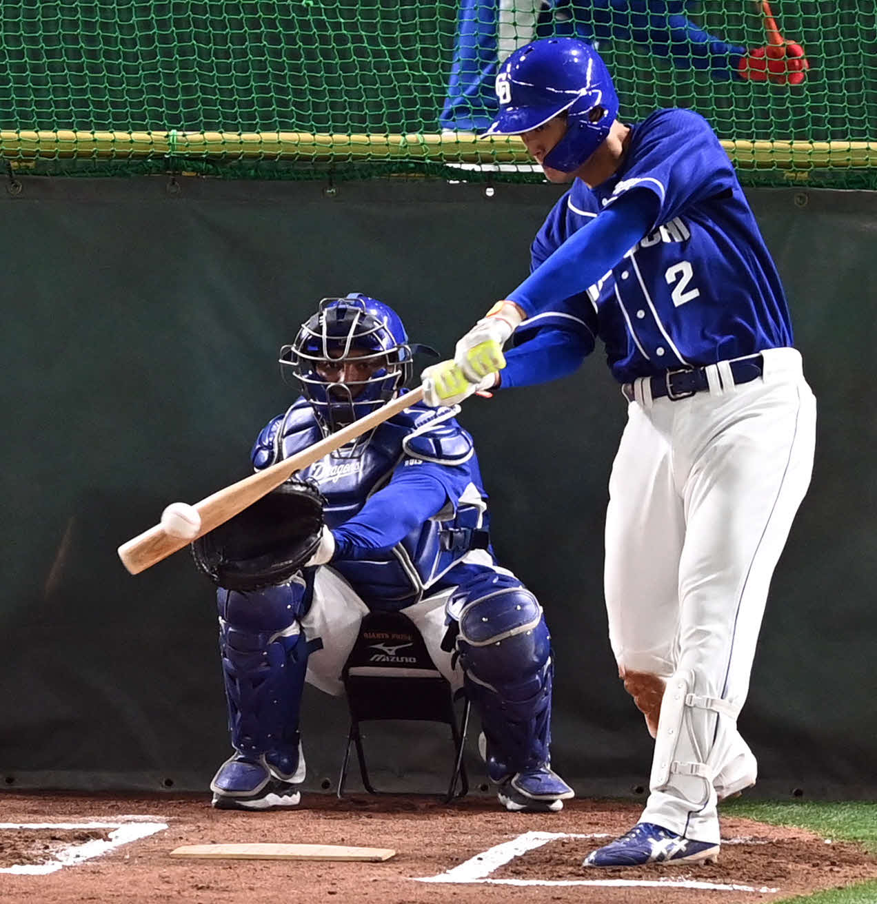 打撃練習で快音を鳴らす中日石川昂（撮影・たえ見朱実）
