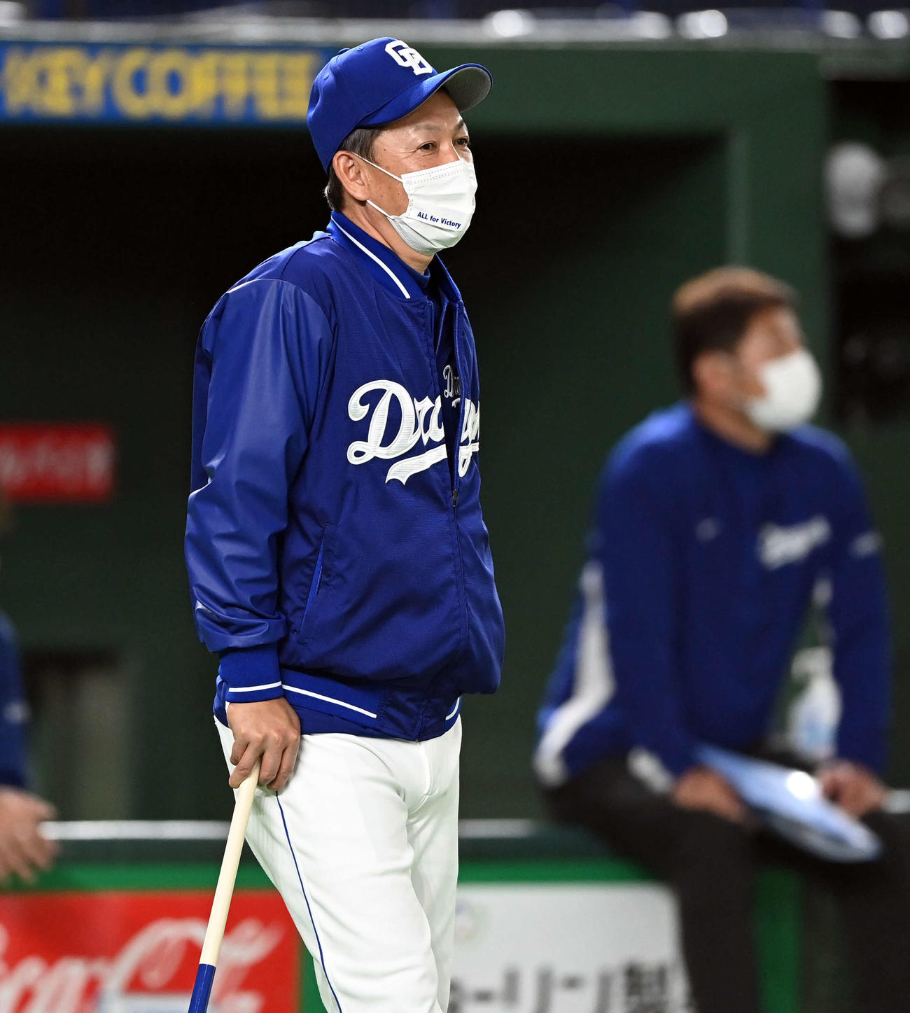 選手の動きを見る中日立浪監督（撮影・たえ見朱実）