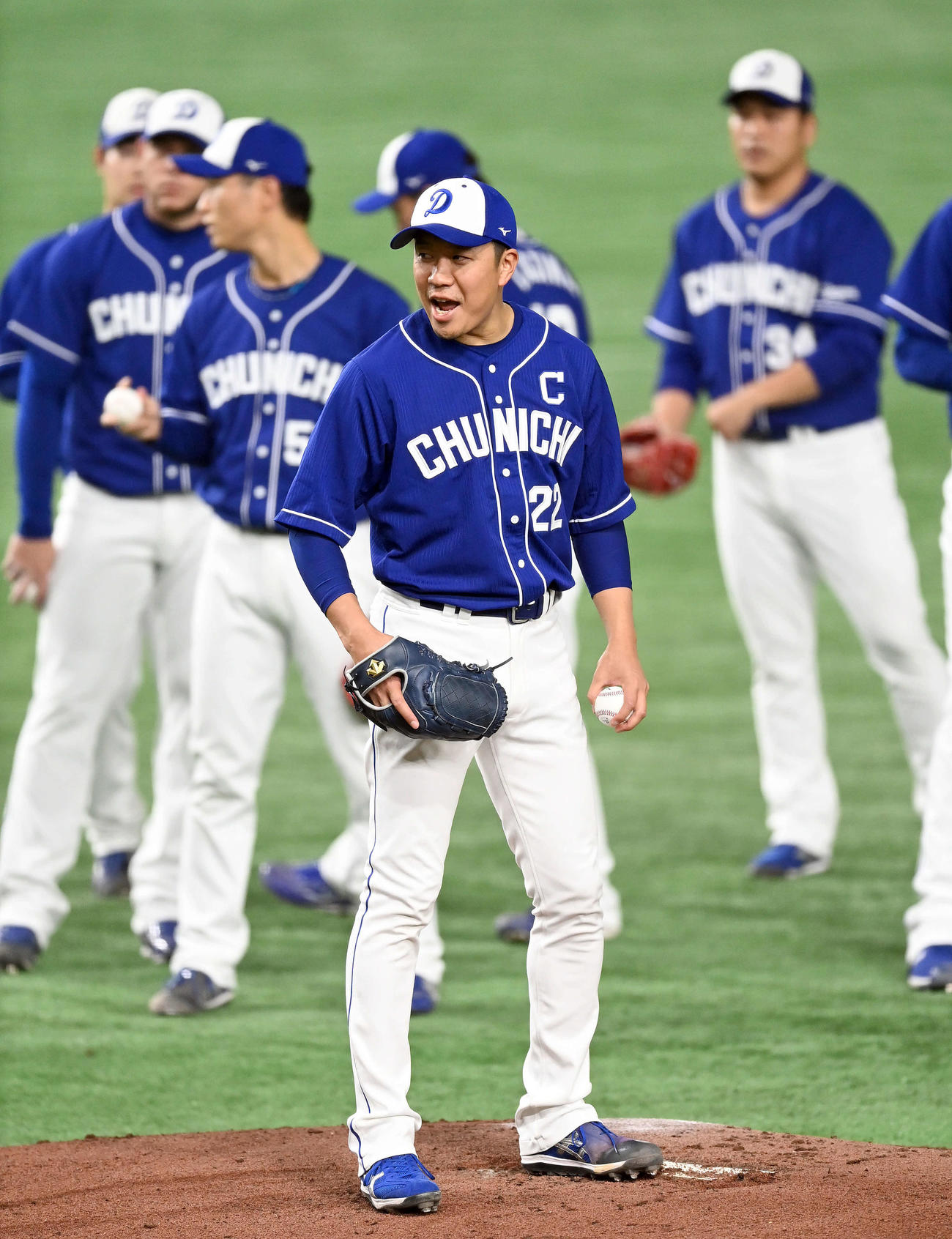 前日練習で笑顔を見せる中日大野雄（撮影・たえ見朱実）