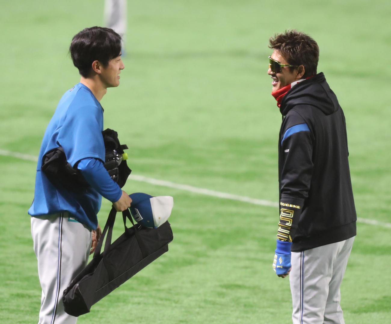 北山（左）と話をする新庄監督（撮影・屋方直哉）