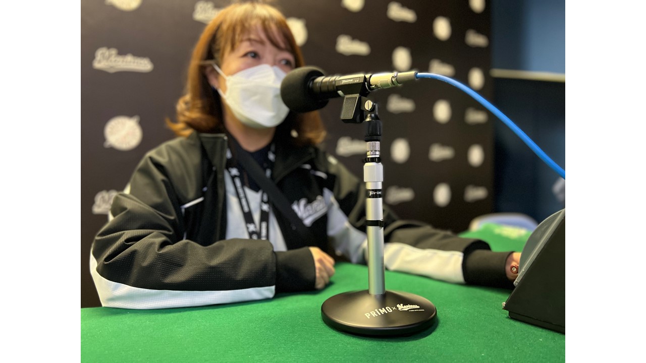 ZOZOマリンの場内アナウンス担当・谷保恵美さんのマイクがリニューアルされる（球団提供）
