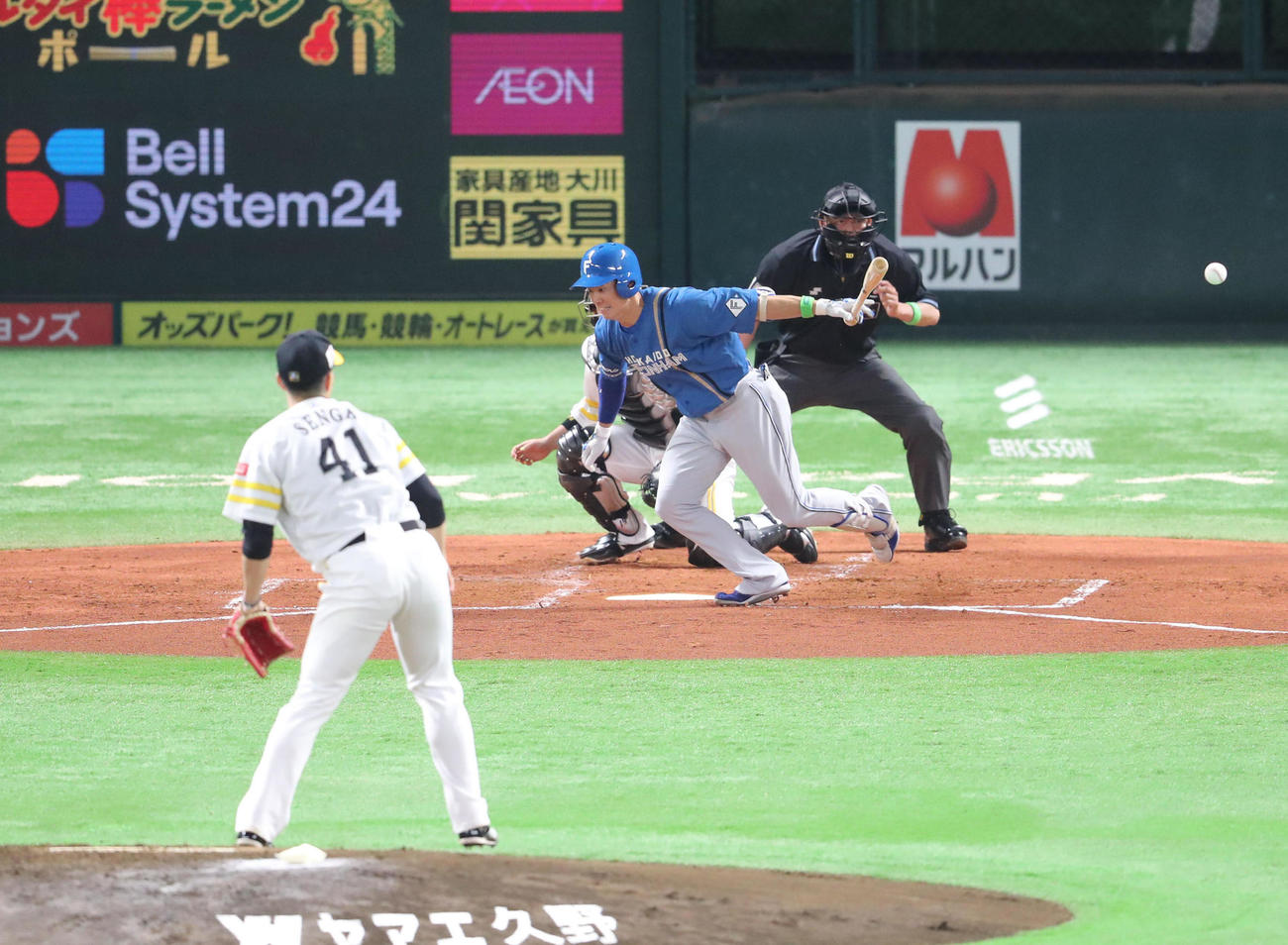 ソフトバンク対日本ハム　2回表日本ハム無死、松本剛は遊内野安打を放つ（撮影・梅根麻紀）