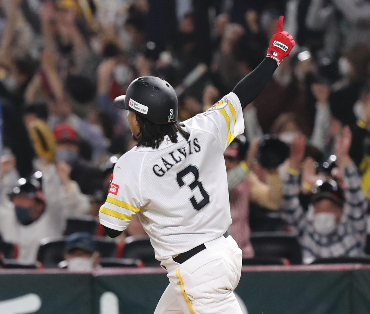 ソフトバンク対日本ハム　8回裏ソフトバンク1死満塁、ガルビスは右越えの満塁本塁打を放つ（撮影・屋方直哉）