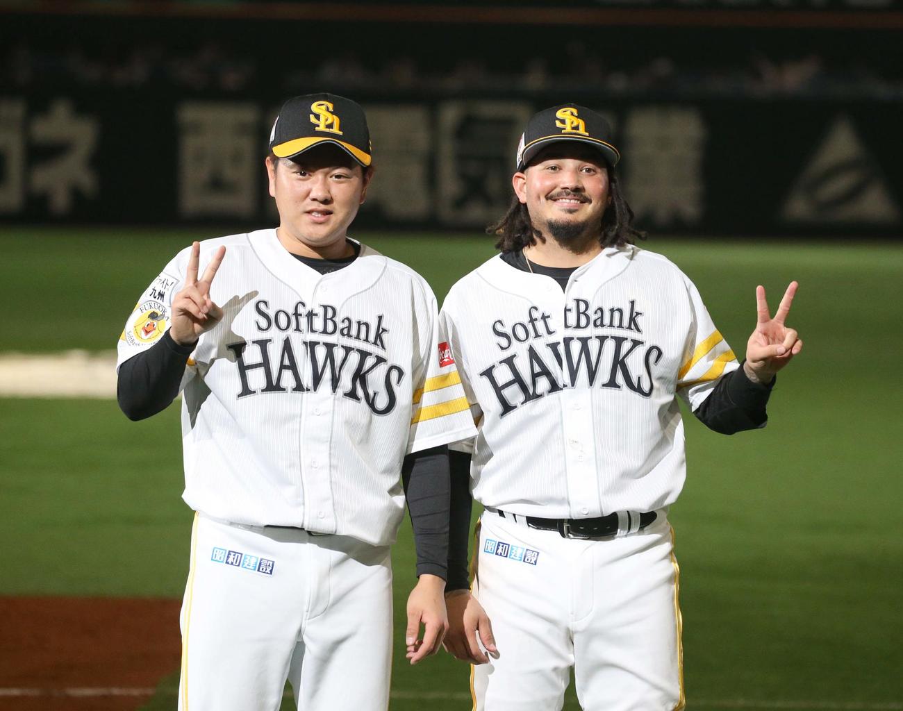 ソフトバンク対日本ハム　試合後、カメラに向かってVサインの津森（左）とガルビス（撮影・黒川智章）