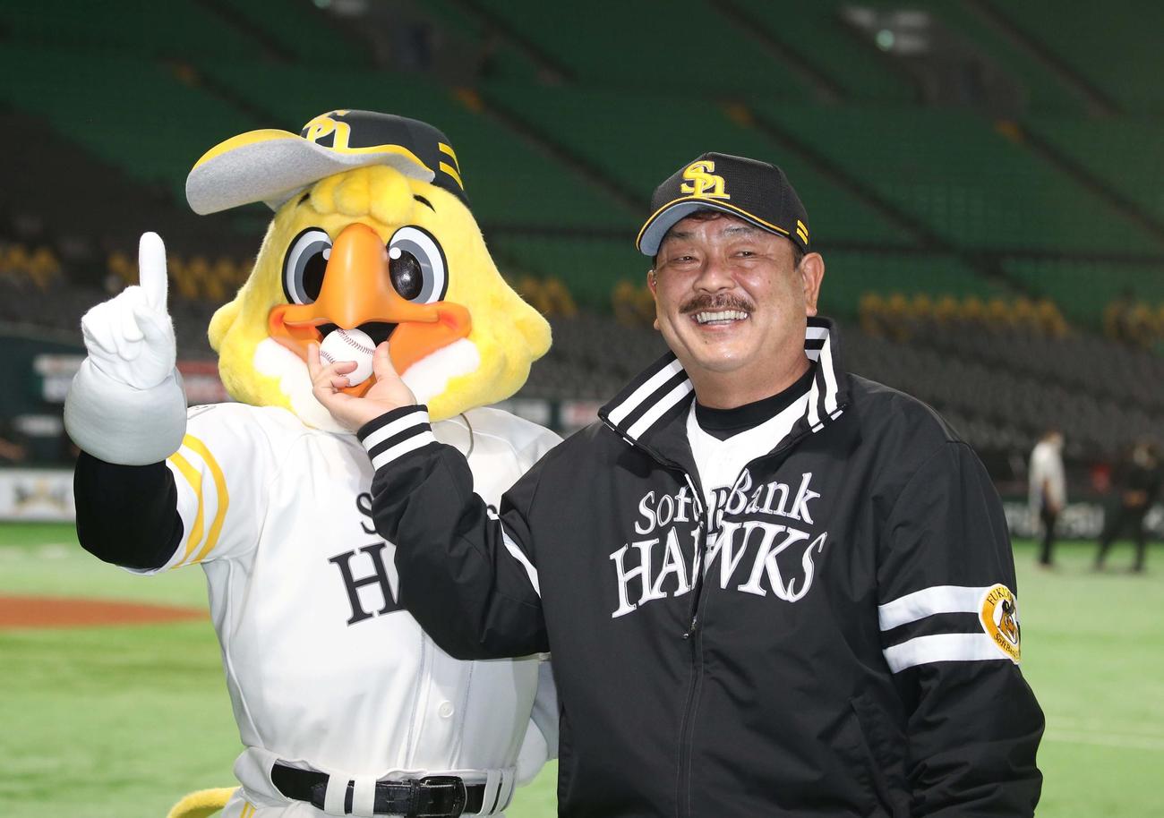 ソフトバンク対日本ハム　初勝利の記念球を手に笑顔を見せる藤本監督（撮影・黒川智章）