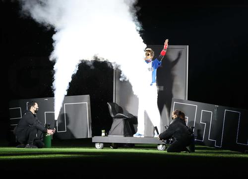 ソフトバンク対日本ハム　開幕セレモニーで箱の中から出てくる新庄監督（撮影・黒川智章）