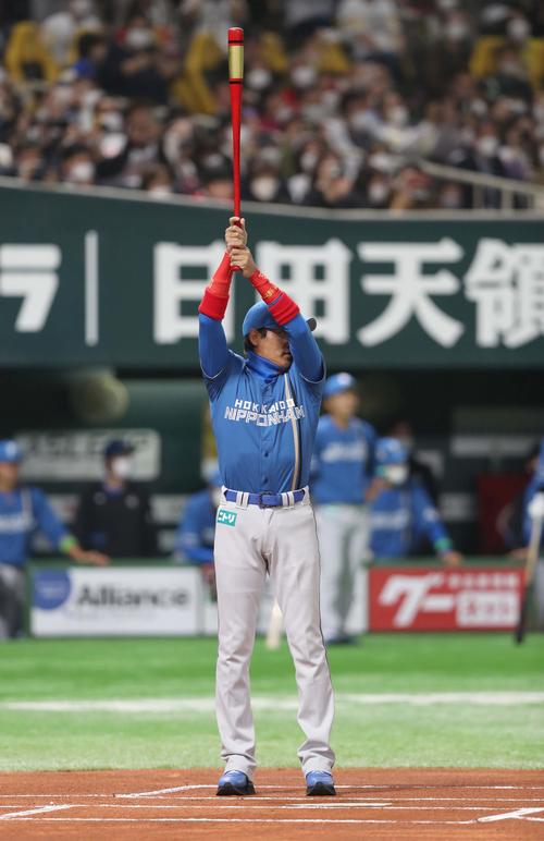 ソフトバンク対日本ハム　始球式で打席に立つ新庄監督（撮影・黒川智章）