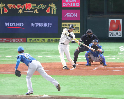 ソフトバンク対日本ハム　1回裏ソフトバンク無死、三森大貴は中前安打を放つ（撮影・梅根麻紀）