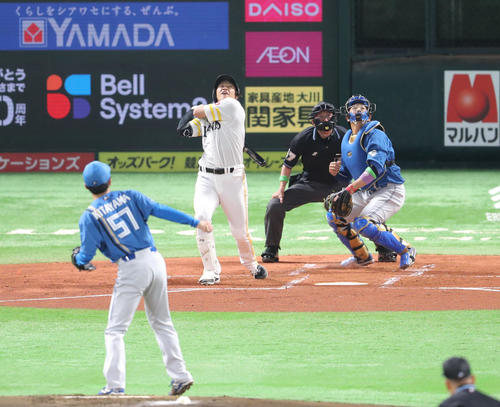 ソフトバンク対日本ハム　1回裏ソフトバンク1死一塁、柳田悠岐は左越え二塁打を放つ（撮影・梅根麻紀）
