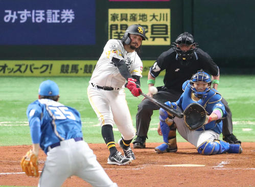 ソフトバンク対日本ハム　8回裏ソフトバンク1死満塁、ガルビスは逆転満塁本塁打を放つ（撮影・梅根麻紀）