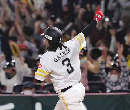 ソフトバンク対日本ハム　8回裏ソフトバンク1死満塁、ガルビスは右越えの満塁本塁打を放つ（撮影・屋方直哉）