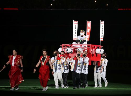ソフトバンク対日本ハム　開幕セレモニーでみこしに乗って登場する藤本監督（撮影・黒川智章）