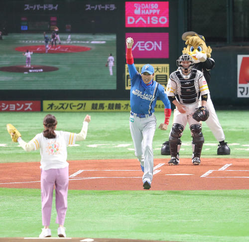 ソフトバンク対日本ハム　始球式で打席に立つ新庄剛志監督、井上清華の投げた球を素手で捕球しそのまま届ける（撮影・梅根麻紀）