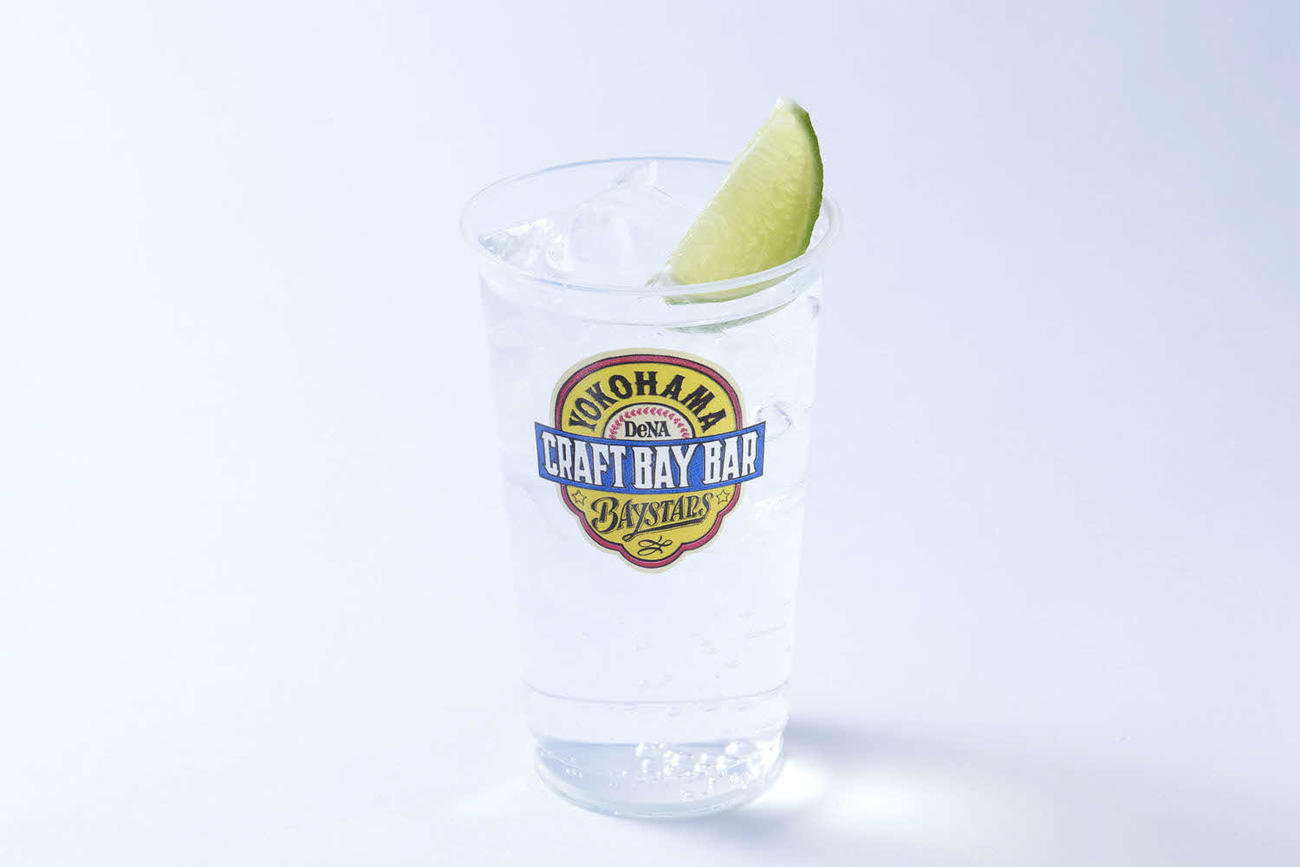25日から販売されるDeNAオリジナルのクラフトジンを使用したアルコール飲料「クラフトジントニック」（球団提供）