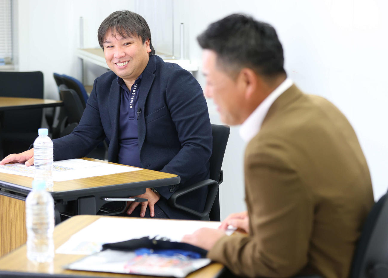 プロ野球順位予想を行った里崎智也氏（後方）。手前は谷繁元信氏